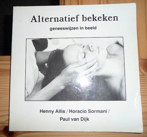 Boek Alternatief Bekeken, geneeswijzen in beeld, Ophalen of Verzenden, Gelezen