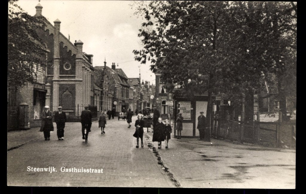 Steenwijk (Ov.), Gasthuisstraat met volk, gelopen 1947, Verzamelen, Verzenden, 1920 tot 1940, Gelopen, Overijssel
