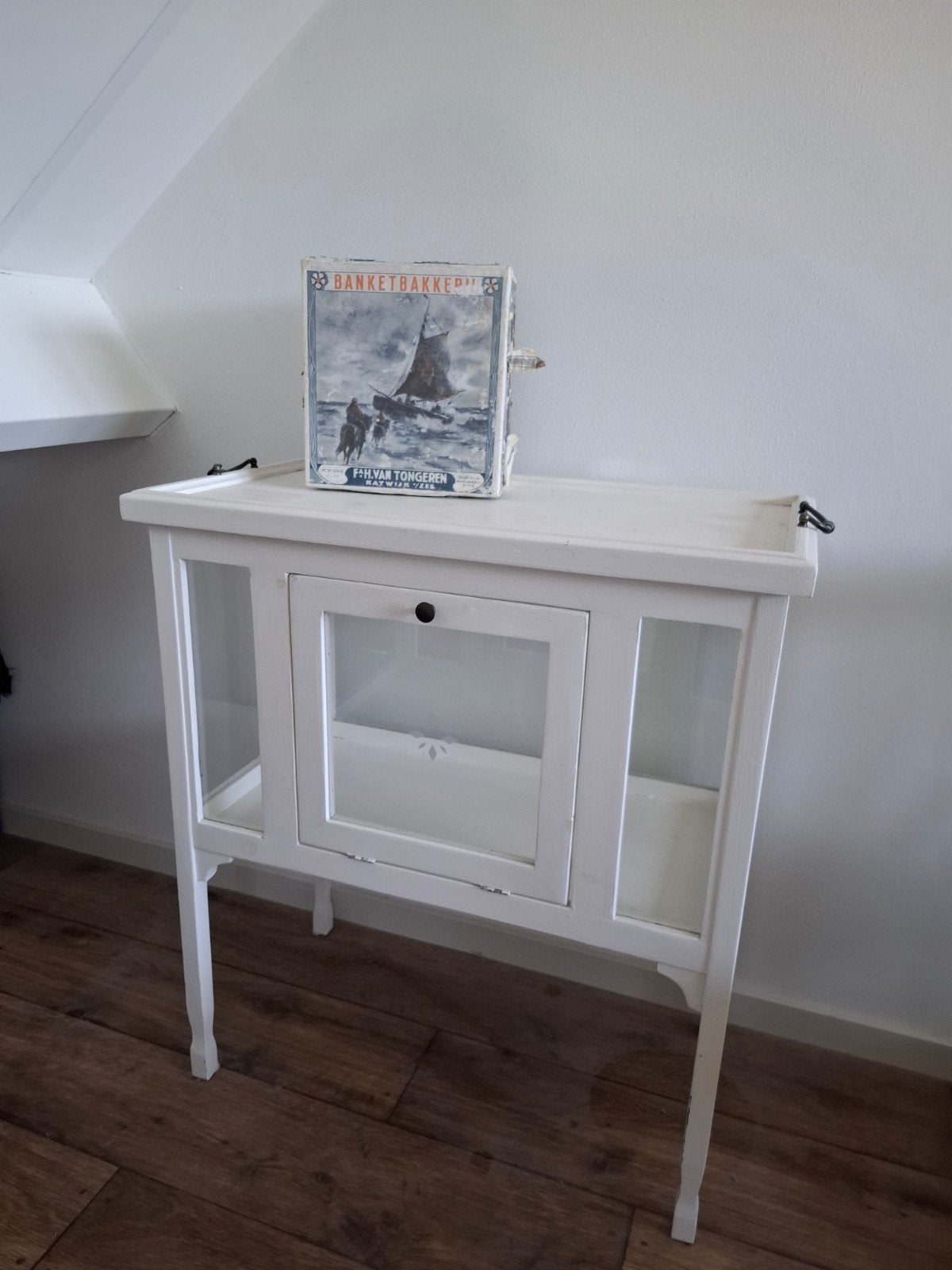 wit theekastje met afneembaar dienblad, Ophalen