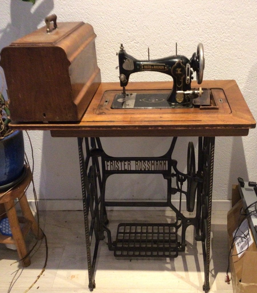 Antieke naaimachine op tafel, Ophalen