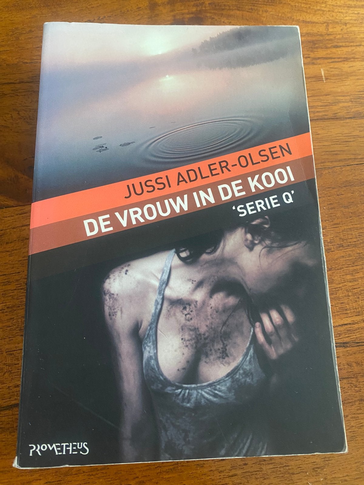 Jussi Adler-Olsen - De vrouw in de kooi, Ophalen of Verzenden, Zo goed als nieuw, Scandinavië, Jussi Adler-Olsen