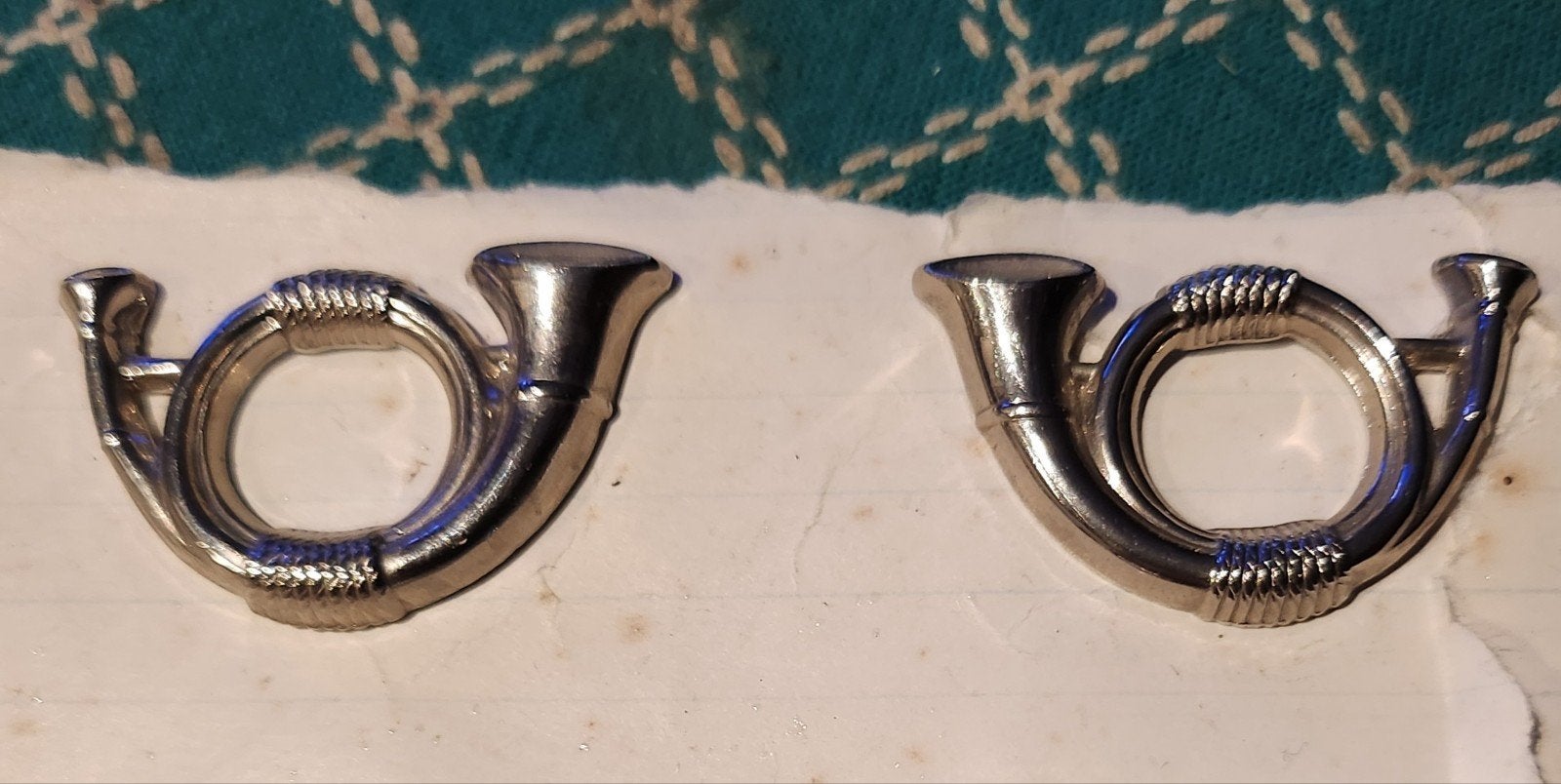 Vintage jachthoorn reversspelden / insignes (set van 2), Ophalen, Landmacht, Nederland, Embleem of Badge