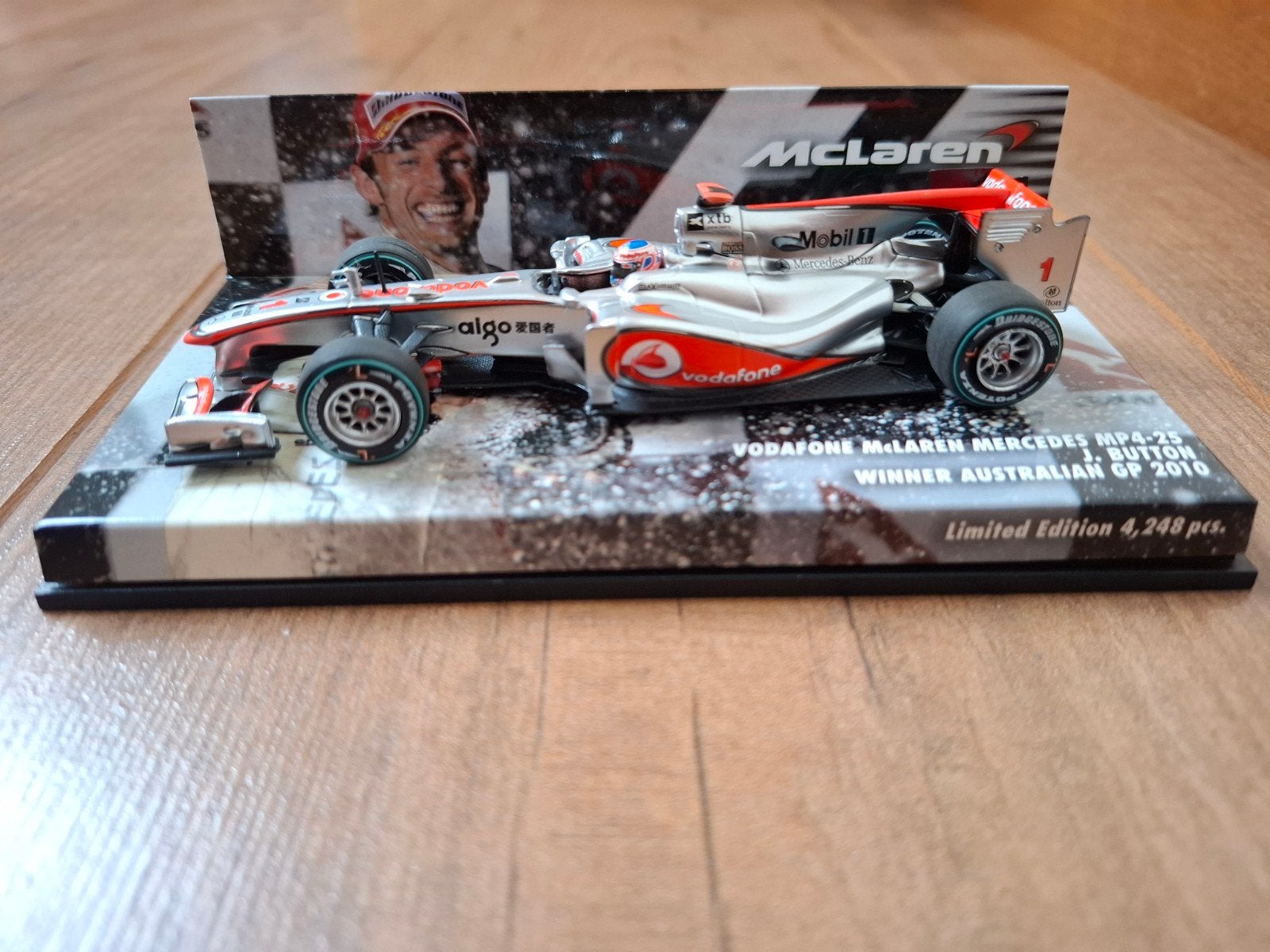 Vodafone McLaren Mercedes MP4-25 J. Button 1:43, Ophalen of Verzenden, Nieuw, Auto, Overige merken