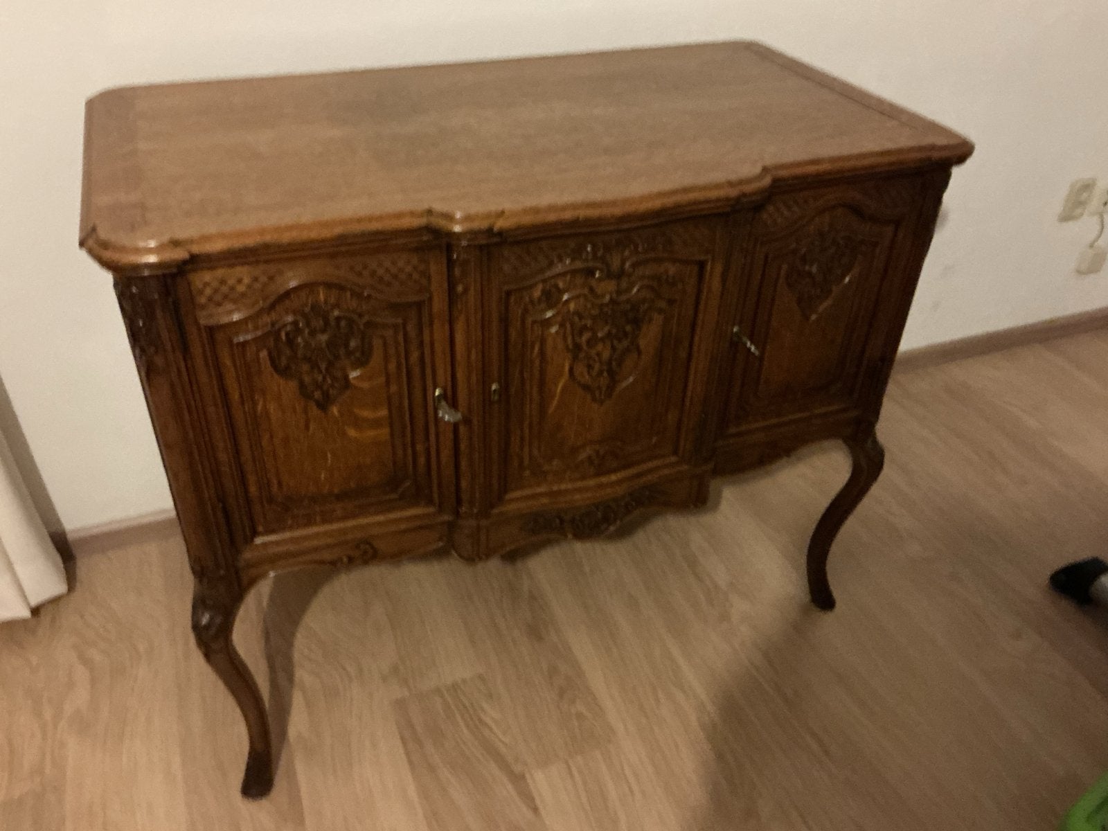 Antiek dressoir met sierlijk houtsnijwerk, Ophalen