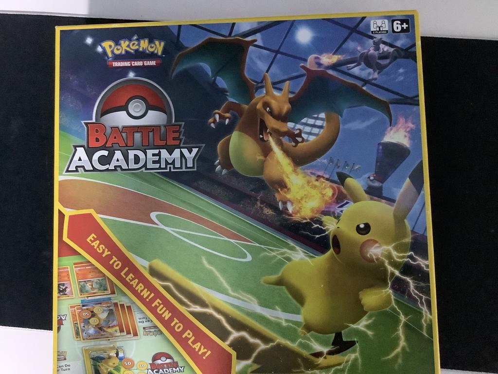 Pokémon Battle Academy TCG met Charizard, Mewtwo, Raichu GX, Ophalen of Verzenden, Zo goed als nieuw, Starterdeck