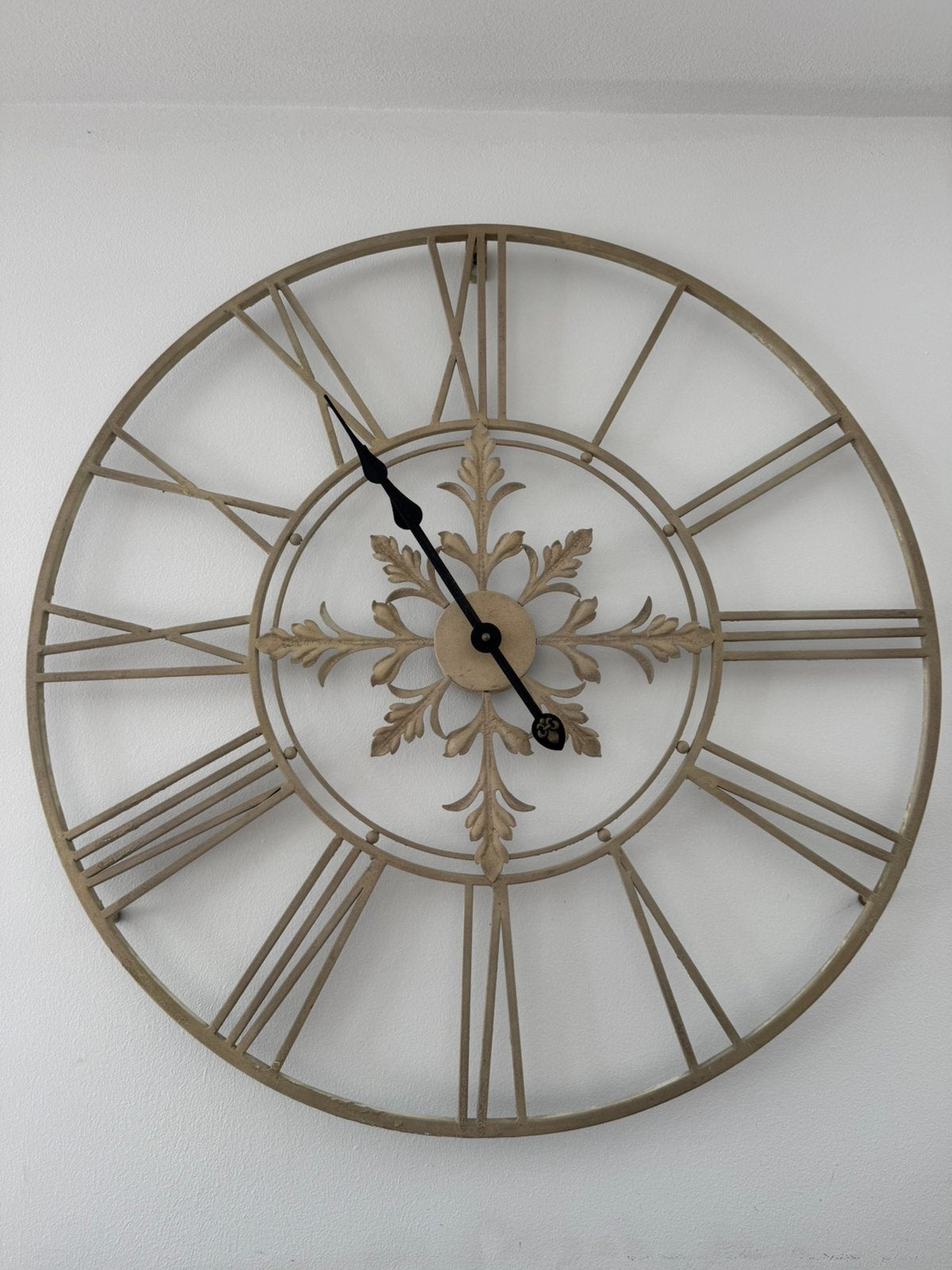 PRACHTIGE IJZEREN VINTAGE WANDKLOK, Huis en Inrichting, Ophalen, Zo goed als nieuw, Wandklok