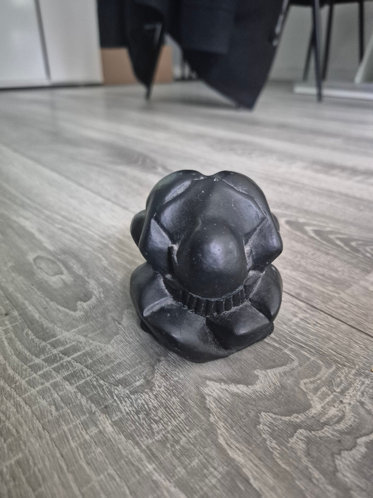 Zwart beeldje van een zittende figuur monnik?, Overige onderwerpen, Minder dan 20 cm, Ophalen of Verzenden, Handgemaakt