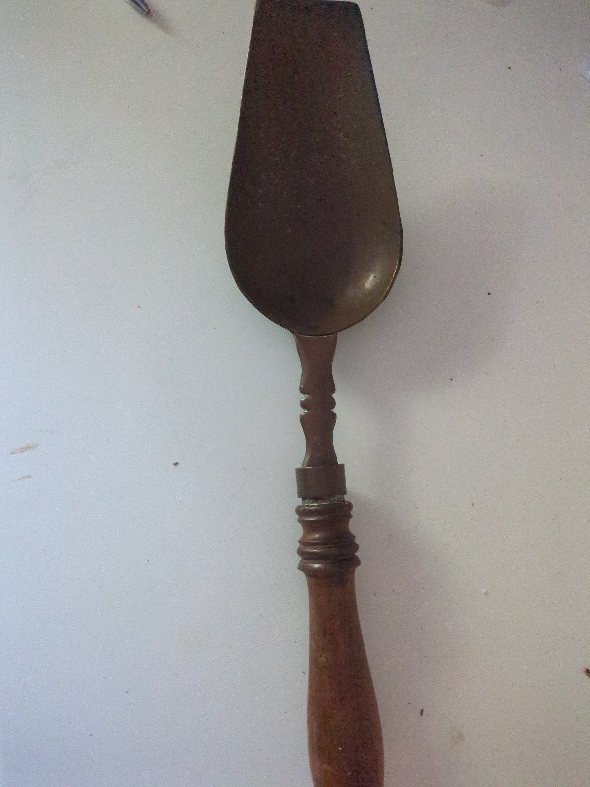 Antieke bronzen of koperen lepel met houten handvat, Ophalen of Verzenden