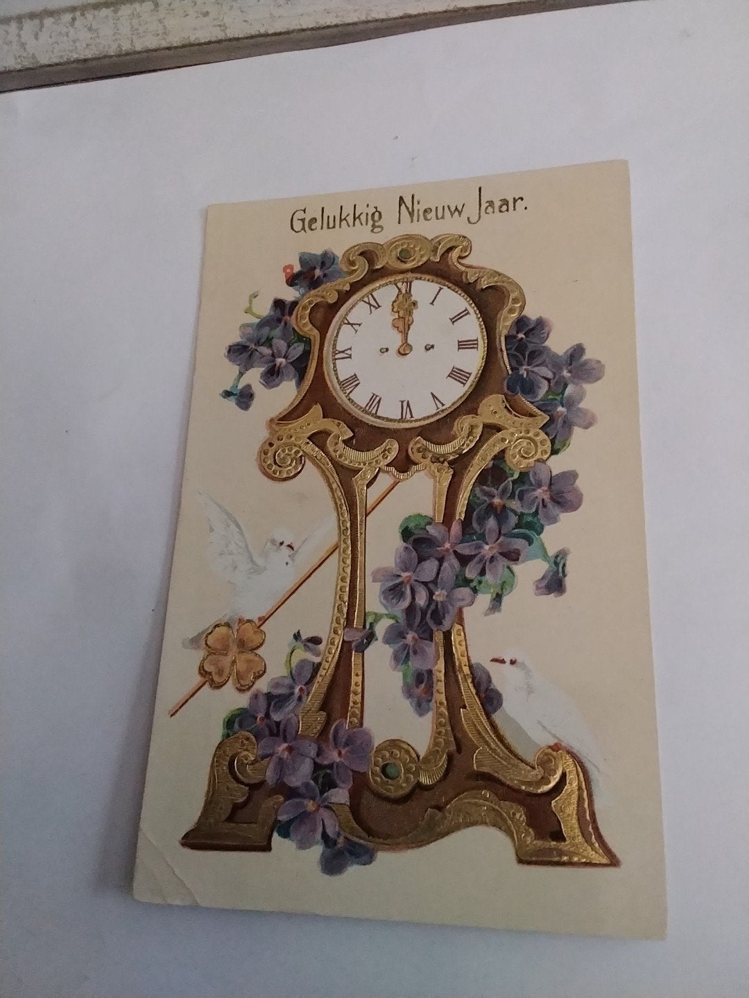 Antieke Nieuwjaarskaart met klok en postzegel, Verzamelen, Ophalen of Verzenden, Voor 1920, Gelopen