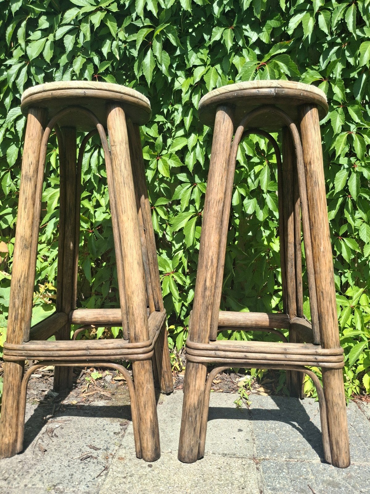 2 vintage bamboe barkrukken., 2 krukken, Ophalen, Gebruikt, 60 tot 90 cm