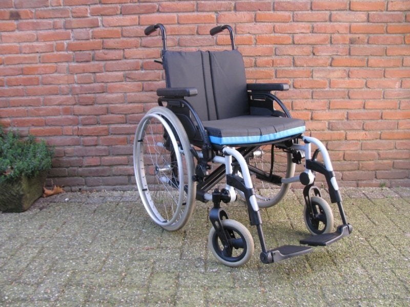 Breezy Rubix aluminium rolstoel 46cm Met massieve banden, Ophalen, Inklapbaar, Zo goed als nieuw, Duwrolstoel