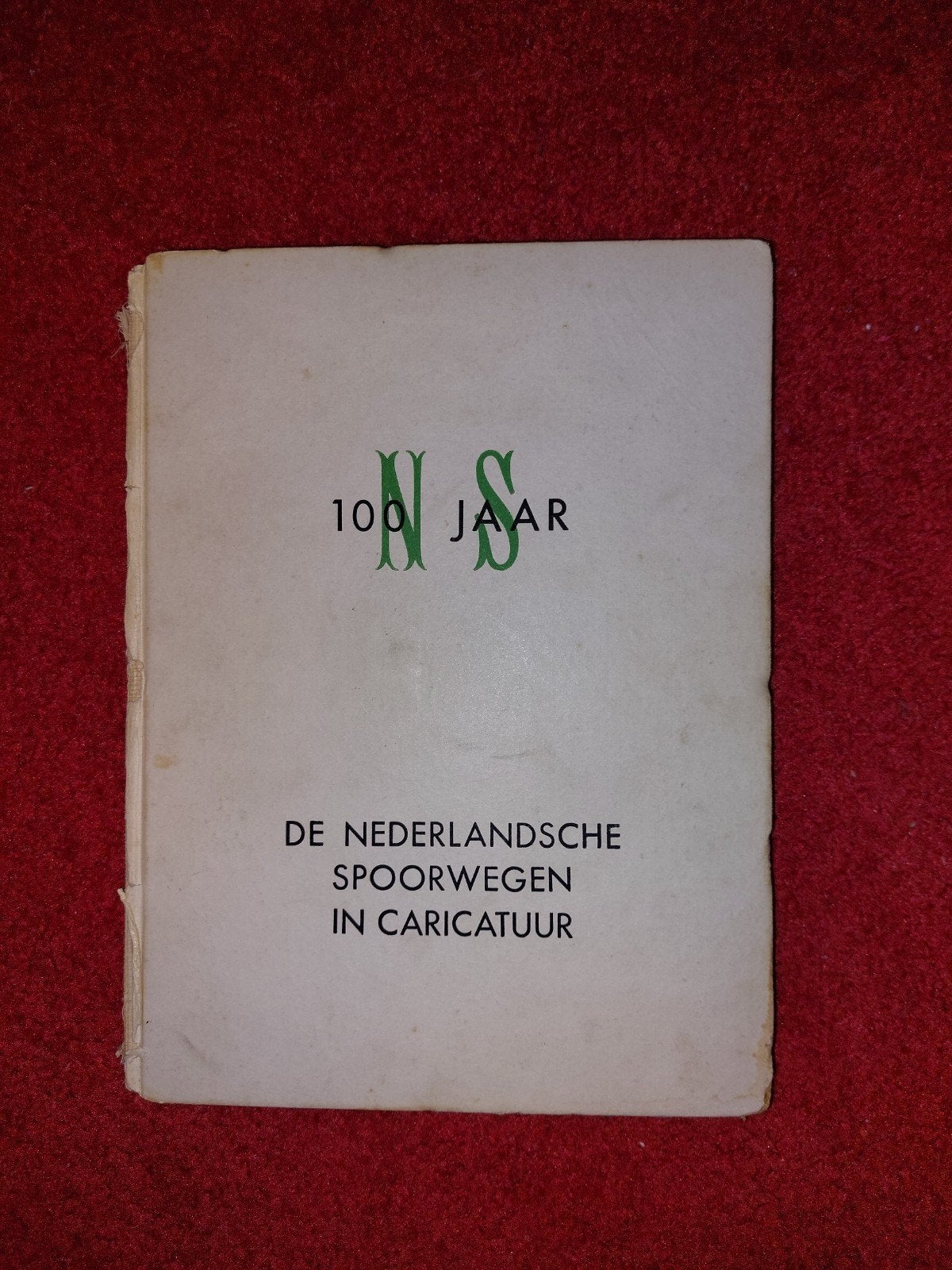 100 Jaar NS: De Nederlandsche Spoorwegen in Caricatuur, Ophalen of Verzenden, Gelezen, Trein