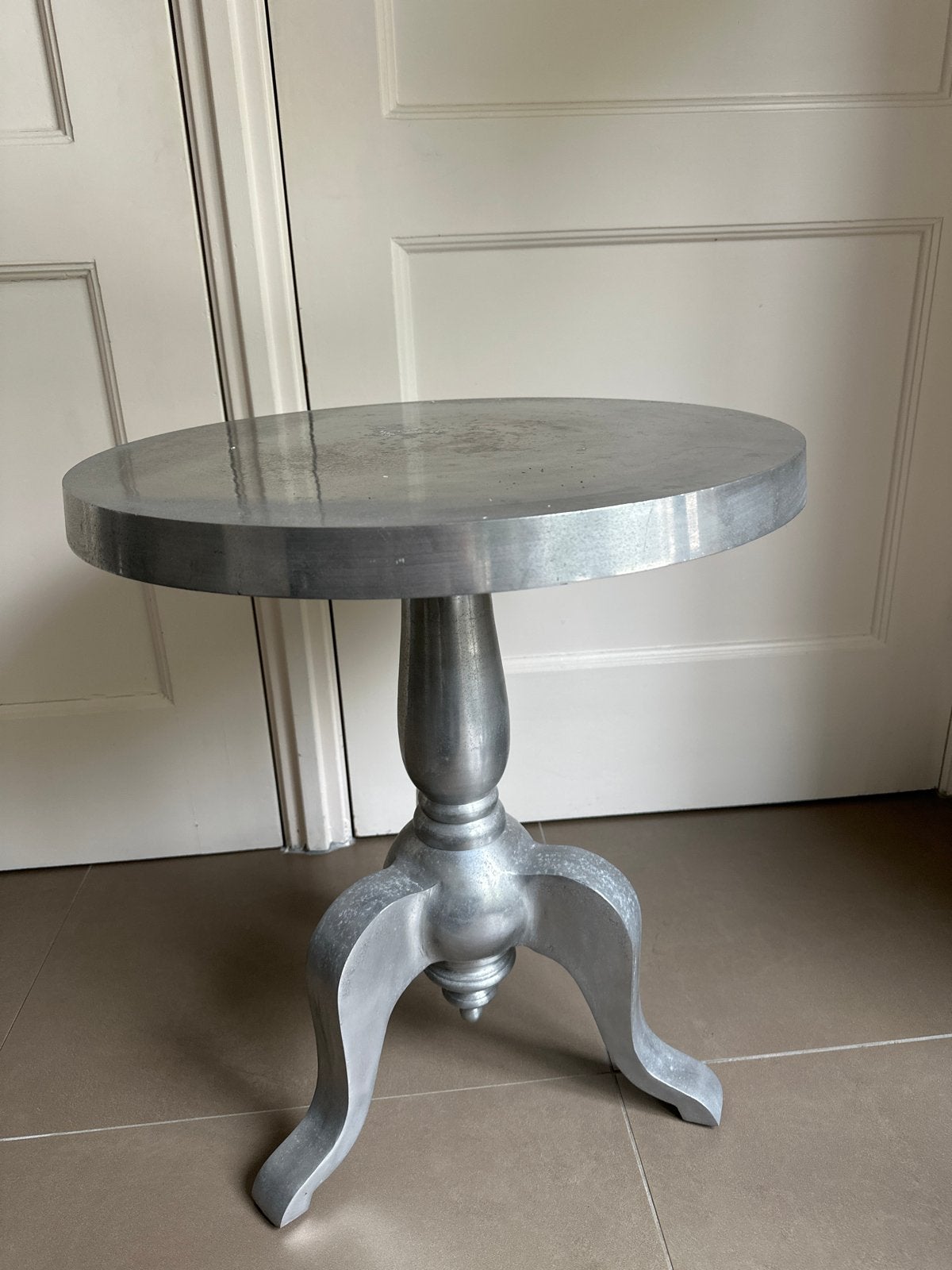 Ronde metalen bijzettafel - Elegant en stijlvol, Gebruikt, Metaal of Aluminium, Rond, Ophalen