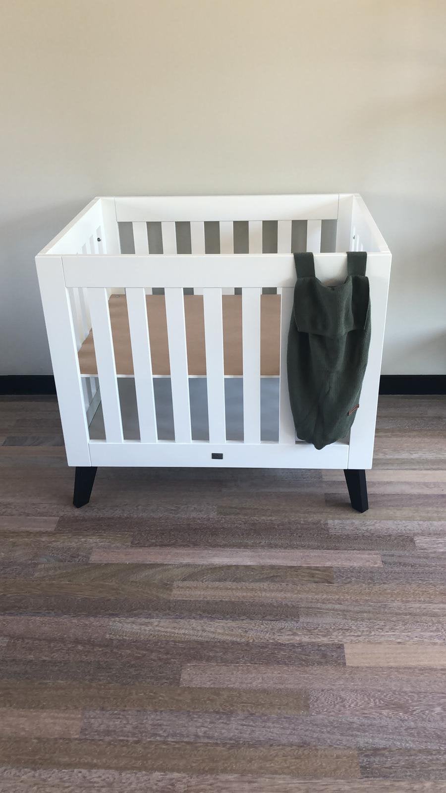 TWF Baby Box met zwarte poten, Kinderen en Baby's, Kinderkamer | Bedden, Ophalen, Gebruikt, Minder dan 140 cm, 70 tot 85 cm