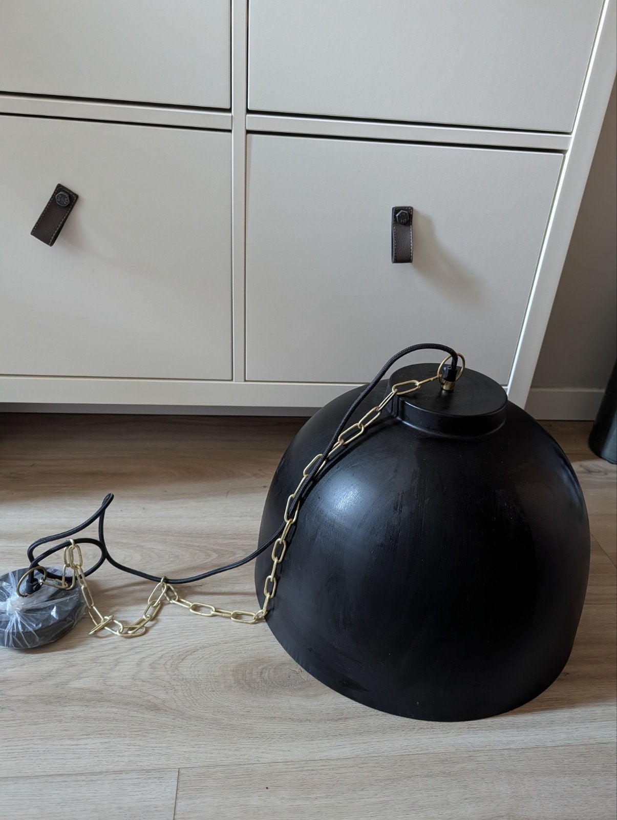 Zwarte hanglamp met gouden binnenkant, E27 fitting, 45cm, Huis en Inrichting, Lampen | Hanglampen, Ophalen, E27 (groot), Zo goed als nieuw