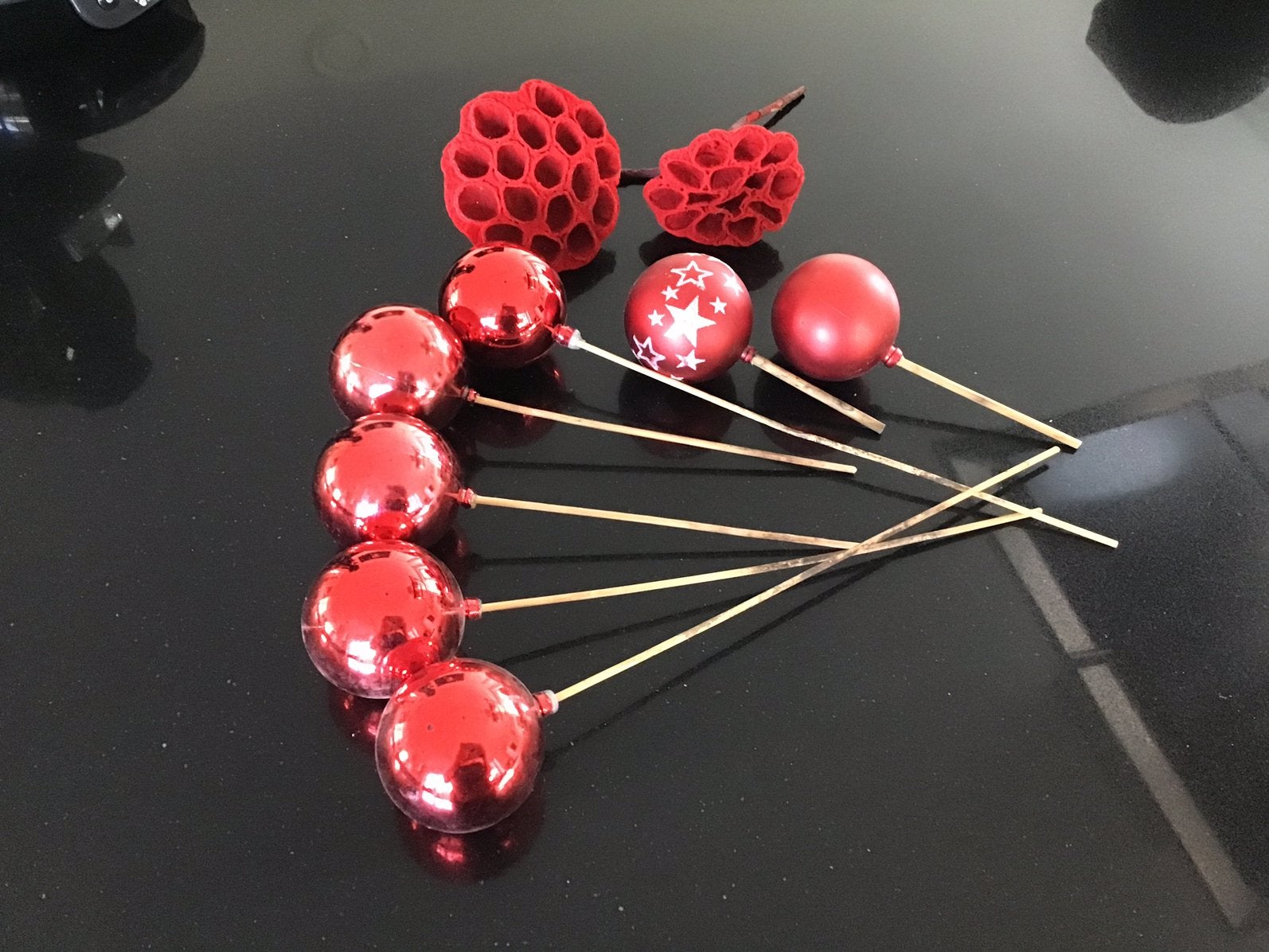 Rode decoratieset met onder andere kerstballen op prikker., Verzenden, Gebruikt