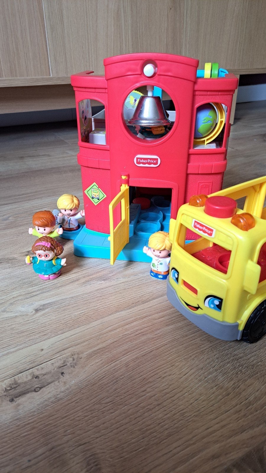 Fisher price schooltje met bus, Kinderen en Baby's, Speelgoed | Fisher-Price, Ophalen, Gebruikt, Speelset