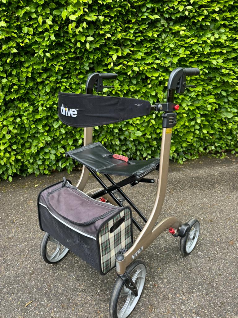 Rollator Drive Nitro L Champagne lichtgewixht tasje, Diversen, Rollators, Ophalen, Opvouwbaar, Gebruikt