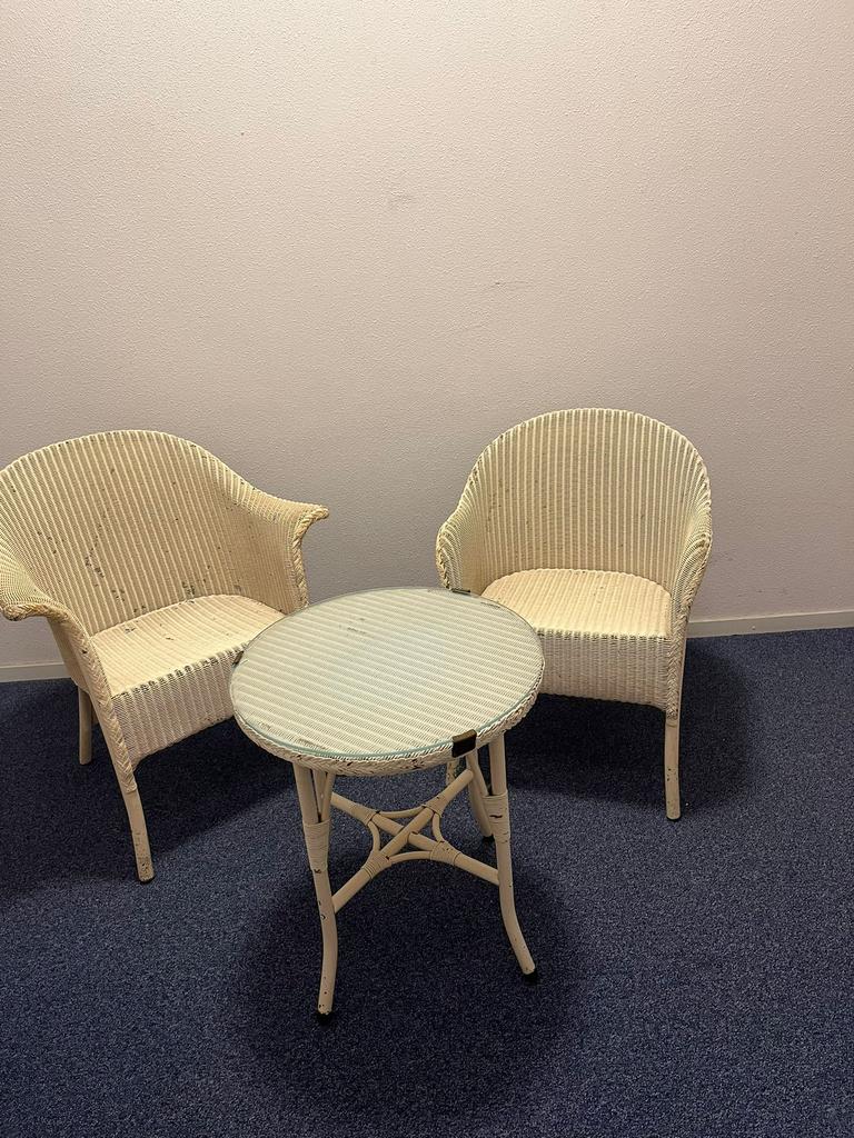 4 originele Lloyd loom stoelen met rond tafeltje, Gebruikt, Rotan, Tuinset, Ophalen