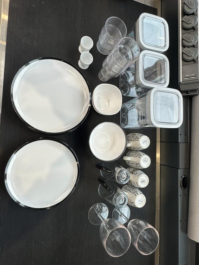 Compleet servies voor te camperen, Ophalen, Zo goed als nieuw