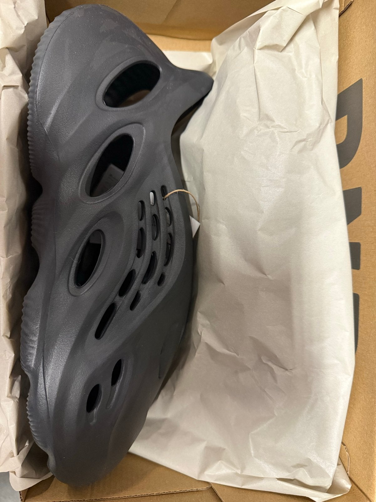 Yeezy Foam Runner Onyx - Maat 46 (valt kleiner), Ophalen of Verzenden, Nieuw, Zwart, Slippers