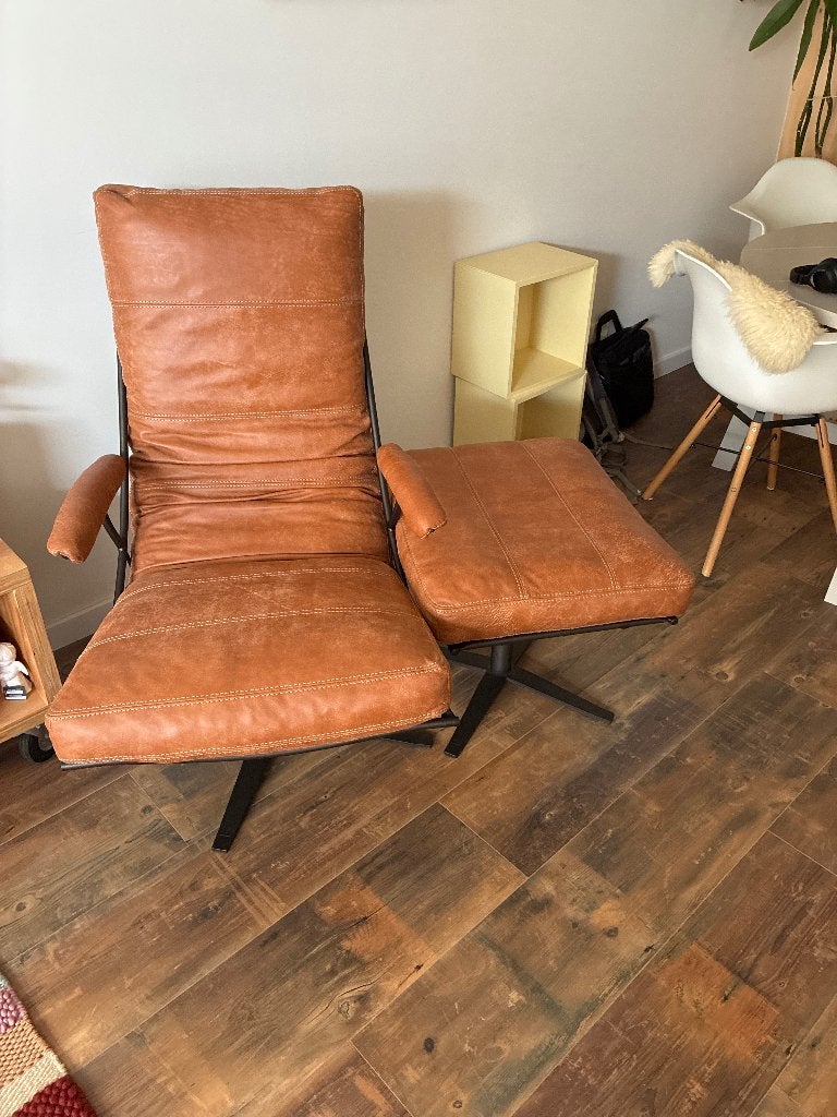 Zo goed als nieuwe lederen fauteuil met hocker cognac, Ophalen, Zo goed als nieuw, 50 tot 75 cm, Leer