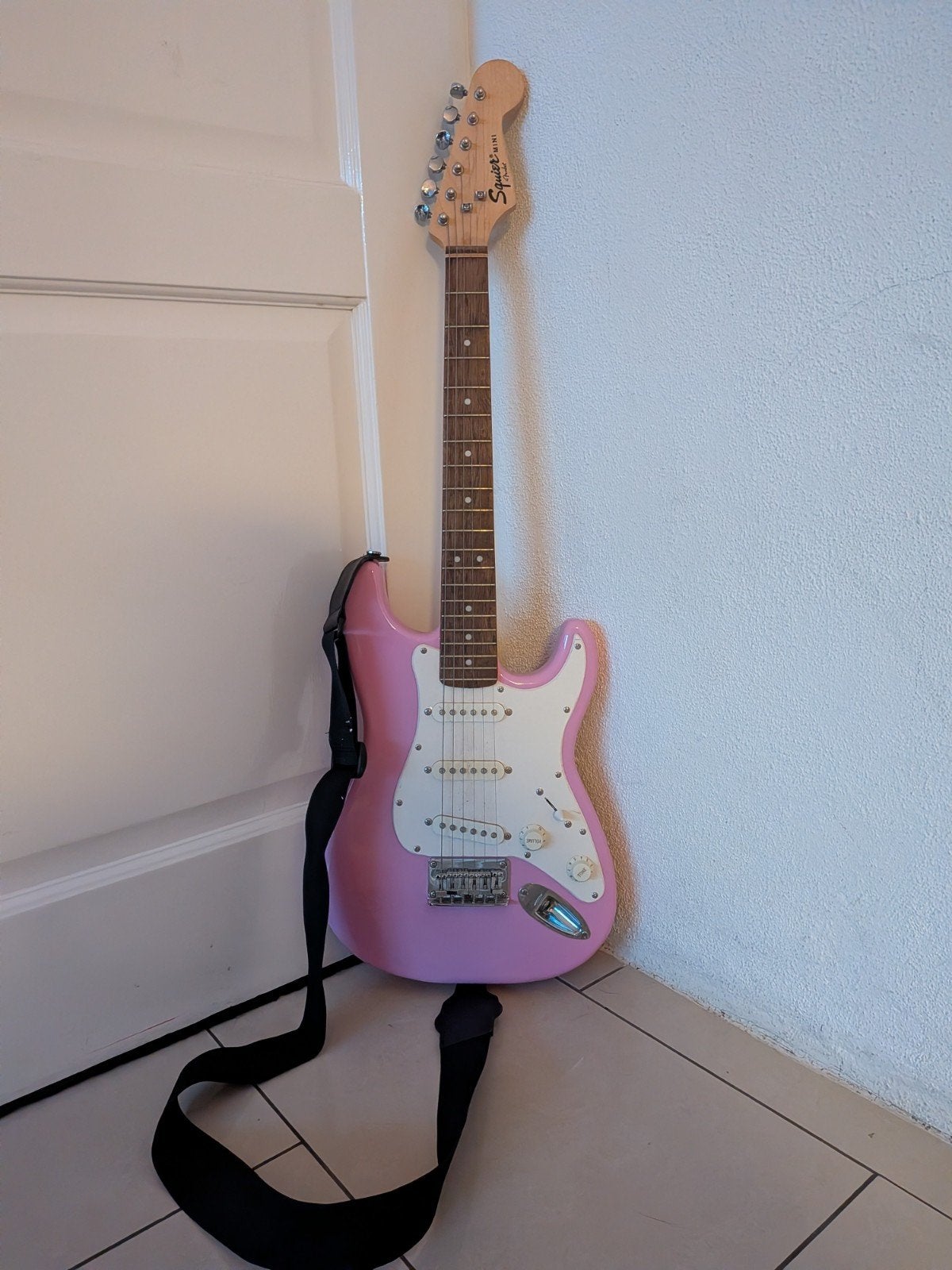Roze gitaar voor kinder, Muziek en Instrumenten, Ophalen, Zo goed als nieuw, Solid body, Fender