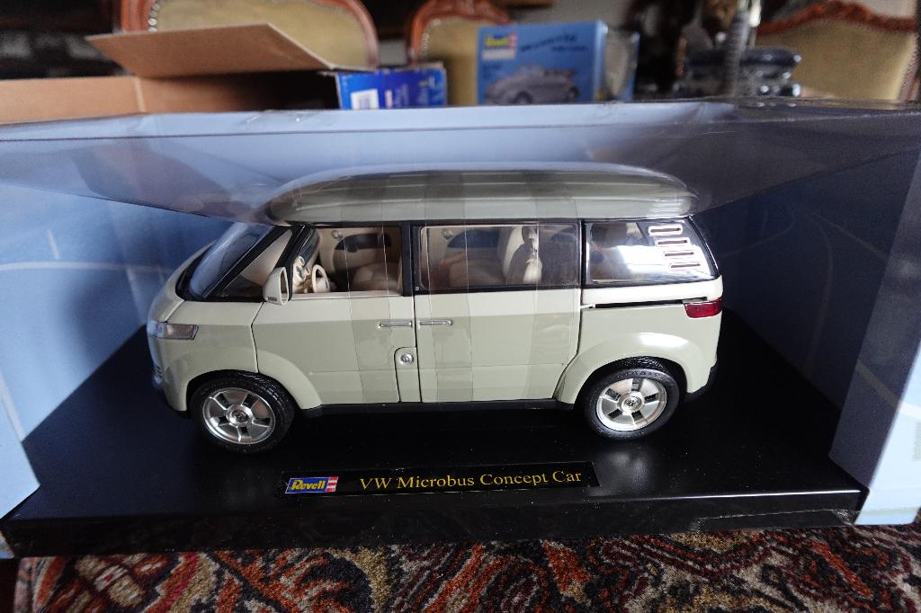 VW MICROBUS  1;18  VAN REVELL IN OVP ALS NIEUW, Hobby en Vrije tijd, Modelauto's | 1:18, Ophalen of Verzenden, Zo goed als nieuw