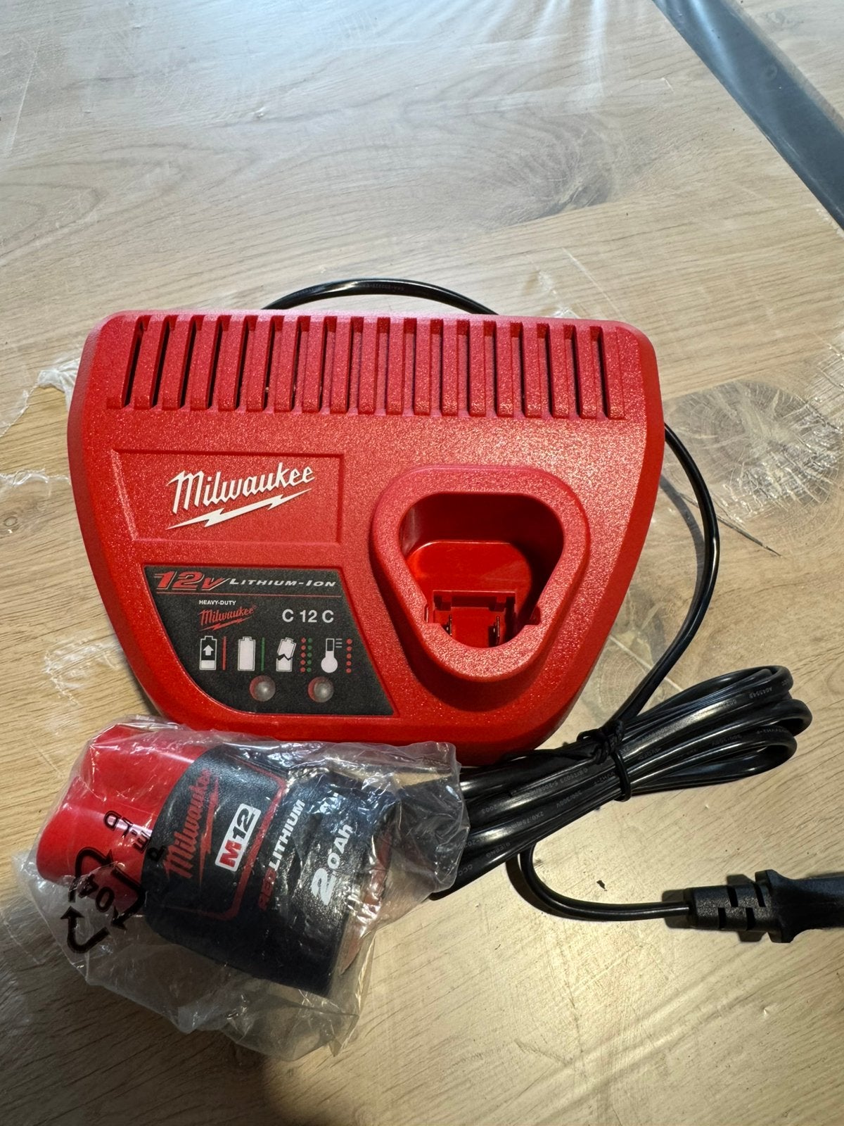 Milwaukee M12 accu + lader, Ophalen of Verzenden, Nieuw