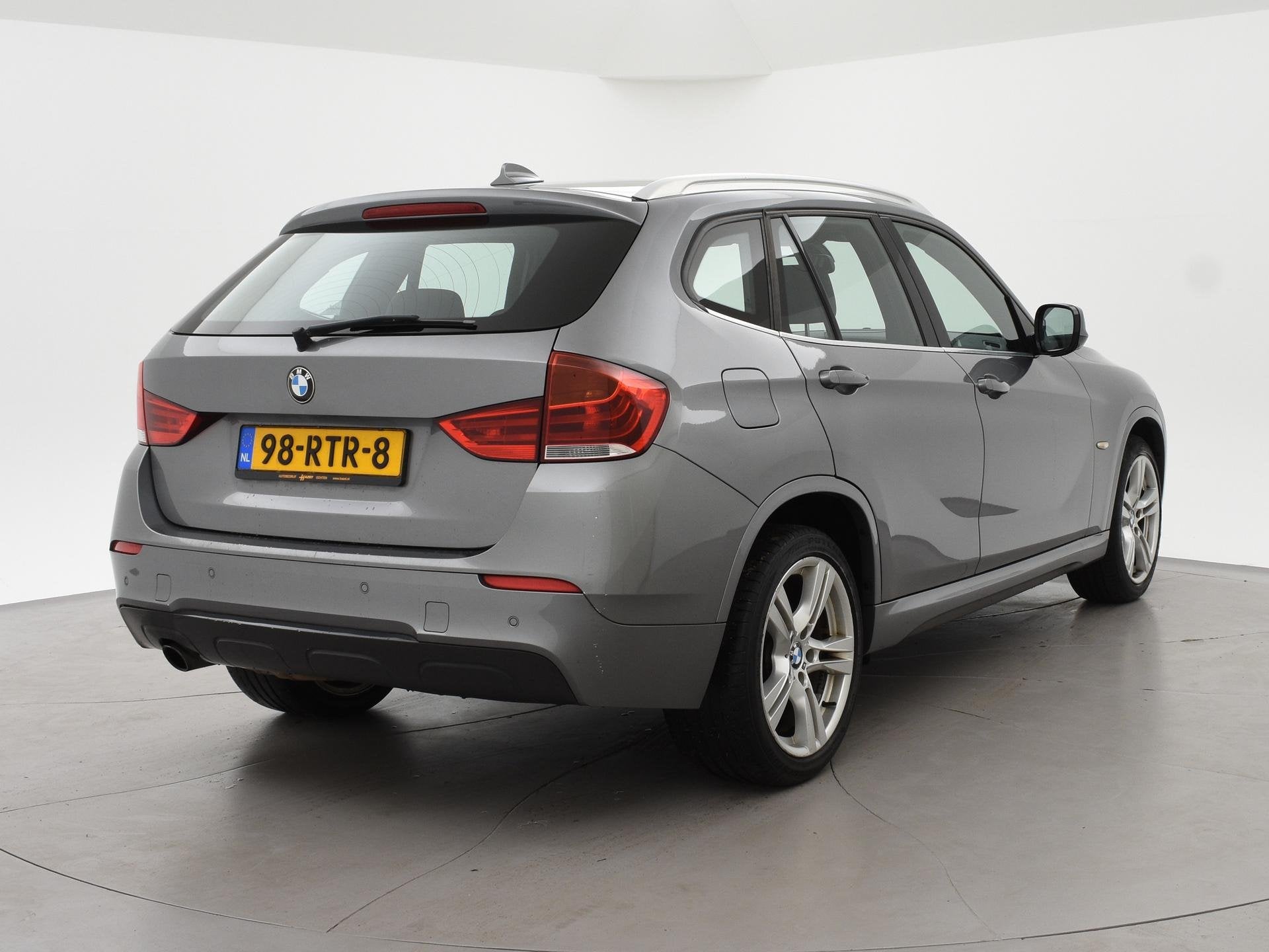 BMW X1 sDrive18i AUT. M-SPORT + LEDER SPORTINTERIEUR | HARMA, Euro 5, Achterwielaandrijving, Zwart, 4 cilinders