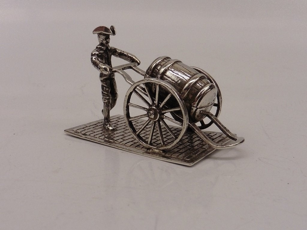 Zilveren miniatuur Soldaat met ton op handkar           Z465, Antiek en Kunst, Ophalen of Verzenden, Zilver