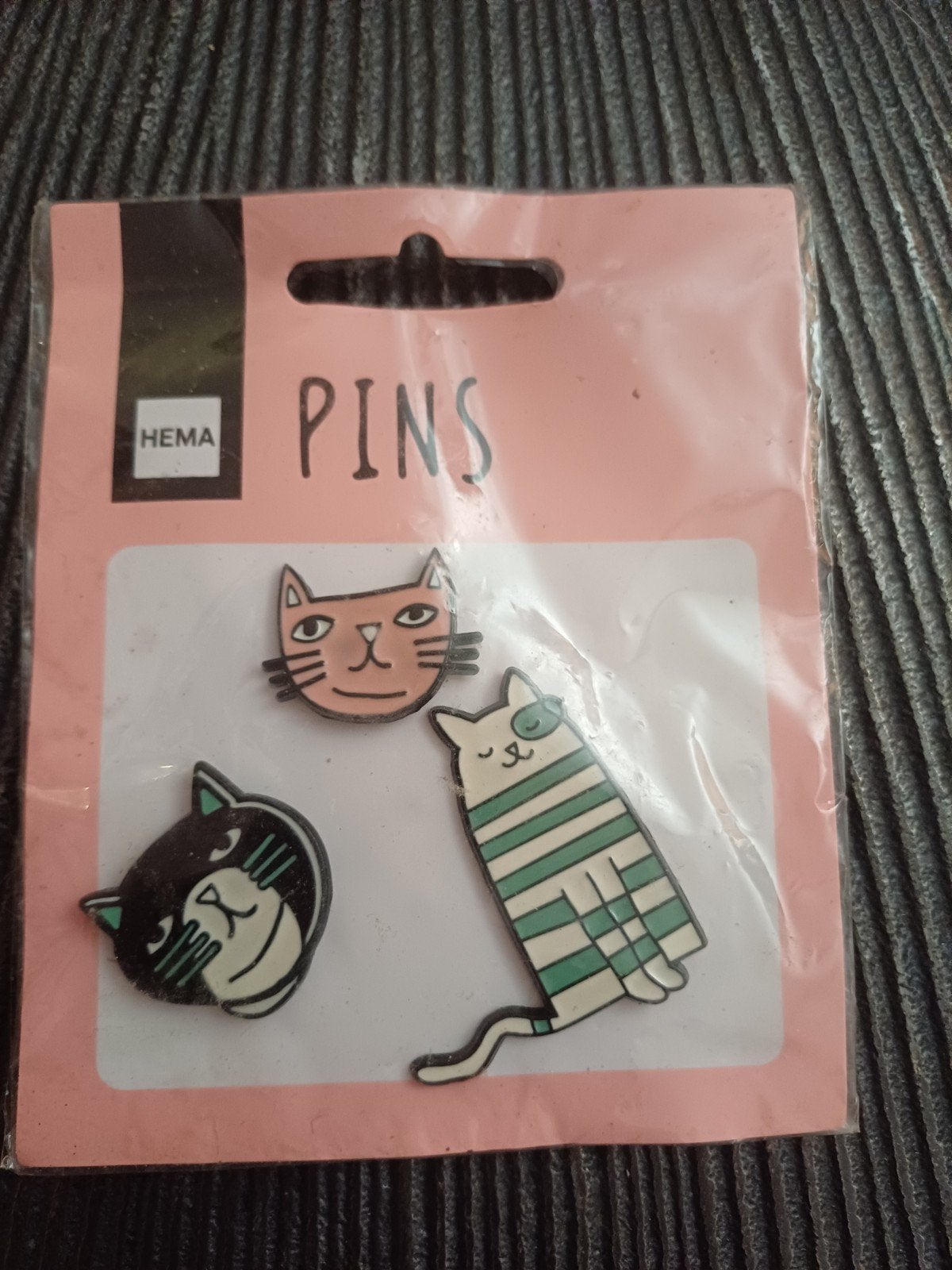 Nieuwe HEMA Katten Pins Set (3 stuks), Verzamelen, Speldjes, Pins en Buttons, Ophalen of Verzenden, Nieuw, Dier of Natuur, Speldje of Pin