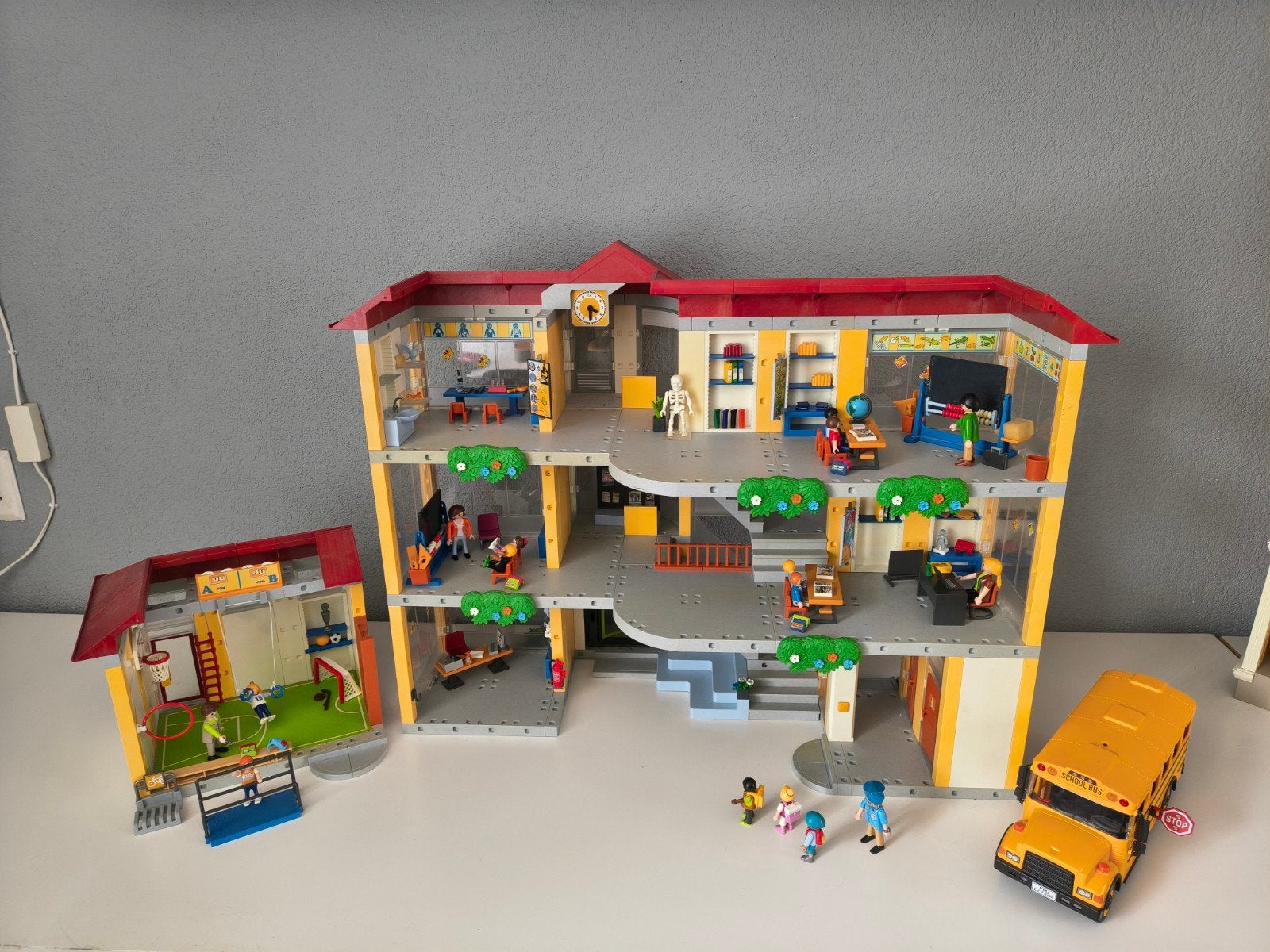 Playmobil grote school met gymzaal en Amerikaanse schoolbus, Ophalen of Verzenden