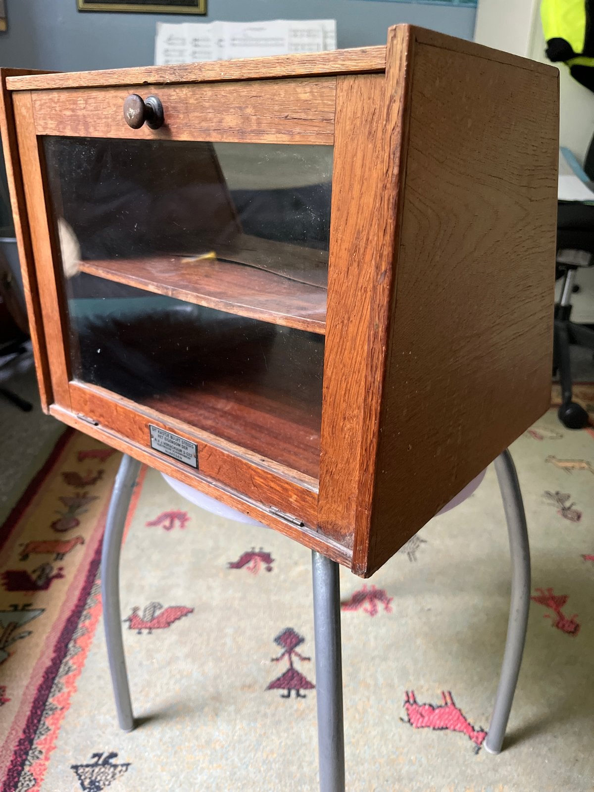 Vintage houten vitrinekastje met glazen deur - Nijmegen, Antiek en Kunst, Ophalen