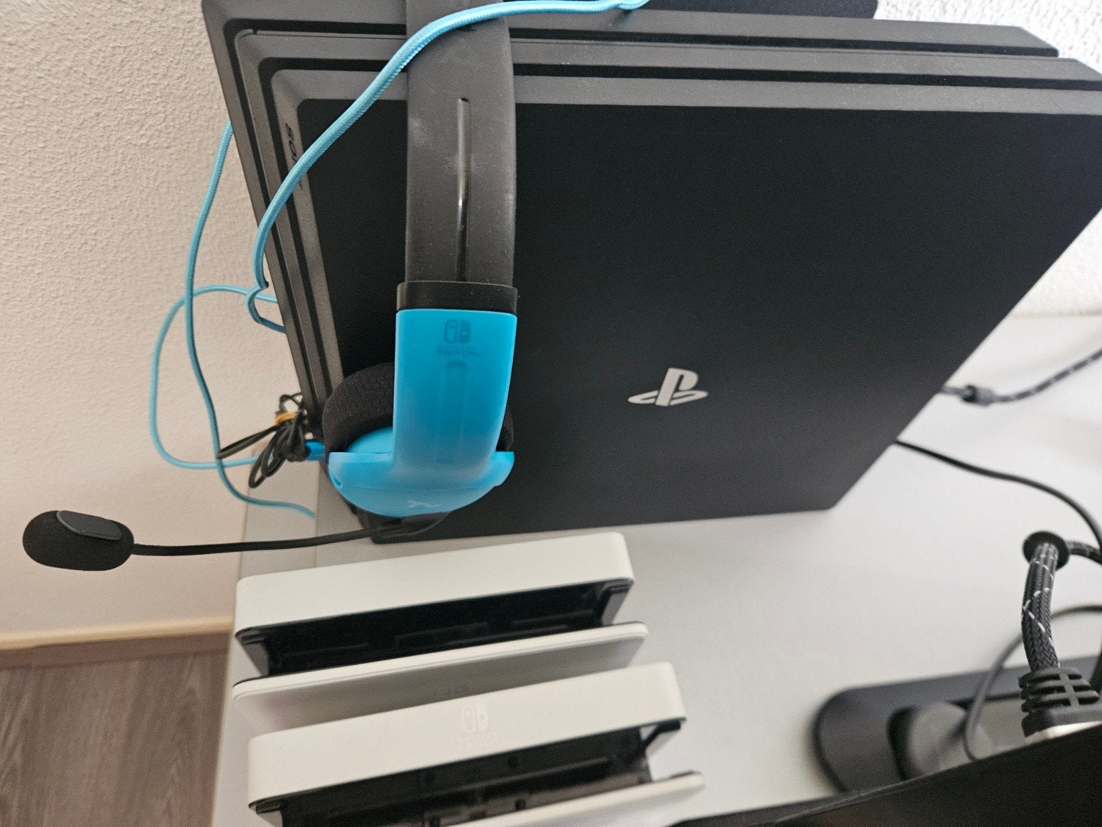 Playstation 4 pro 1tb Met 1 controllers, Ophalen, Zo goed als nieuw, Met 2 controllers, Pro