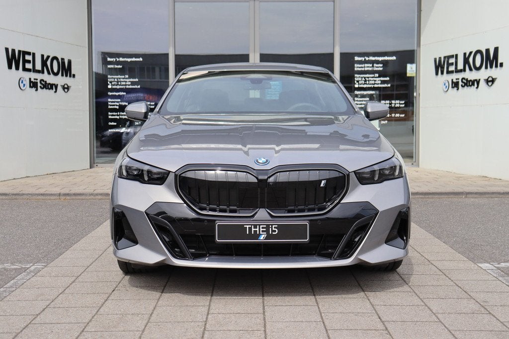 BMW i5 eDrive40 M Sport / Adaptieve LED / Parking Assistant, Auto's, BMW, Automaat, 2095 kg, Achterwielaandrijving, Zwart