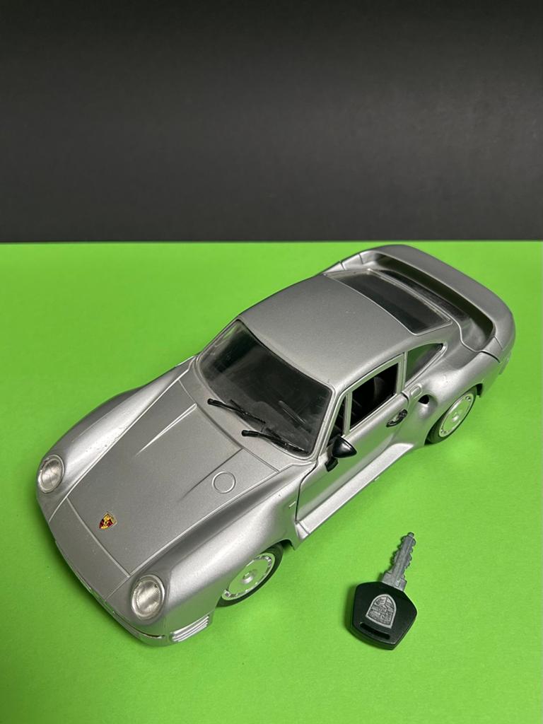 (#18). Modelauto 1:18  Zilver Porsche 959 met sleutel, Hobby en Vrije tijd, Modelauto's | 1:18, Ophalen of Verzenden, Gebruikt