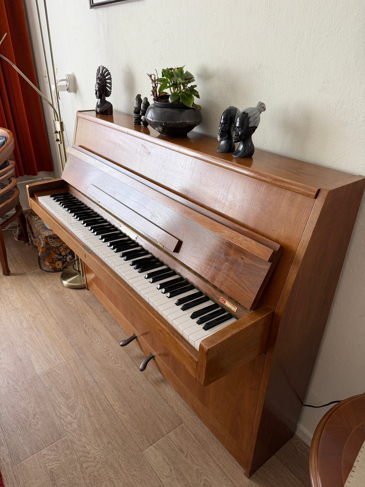Foto 2 van Piano te koop , moet gestemd worden en afgehaald worden.