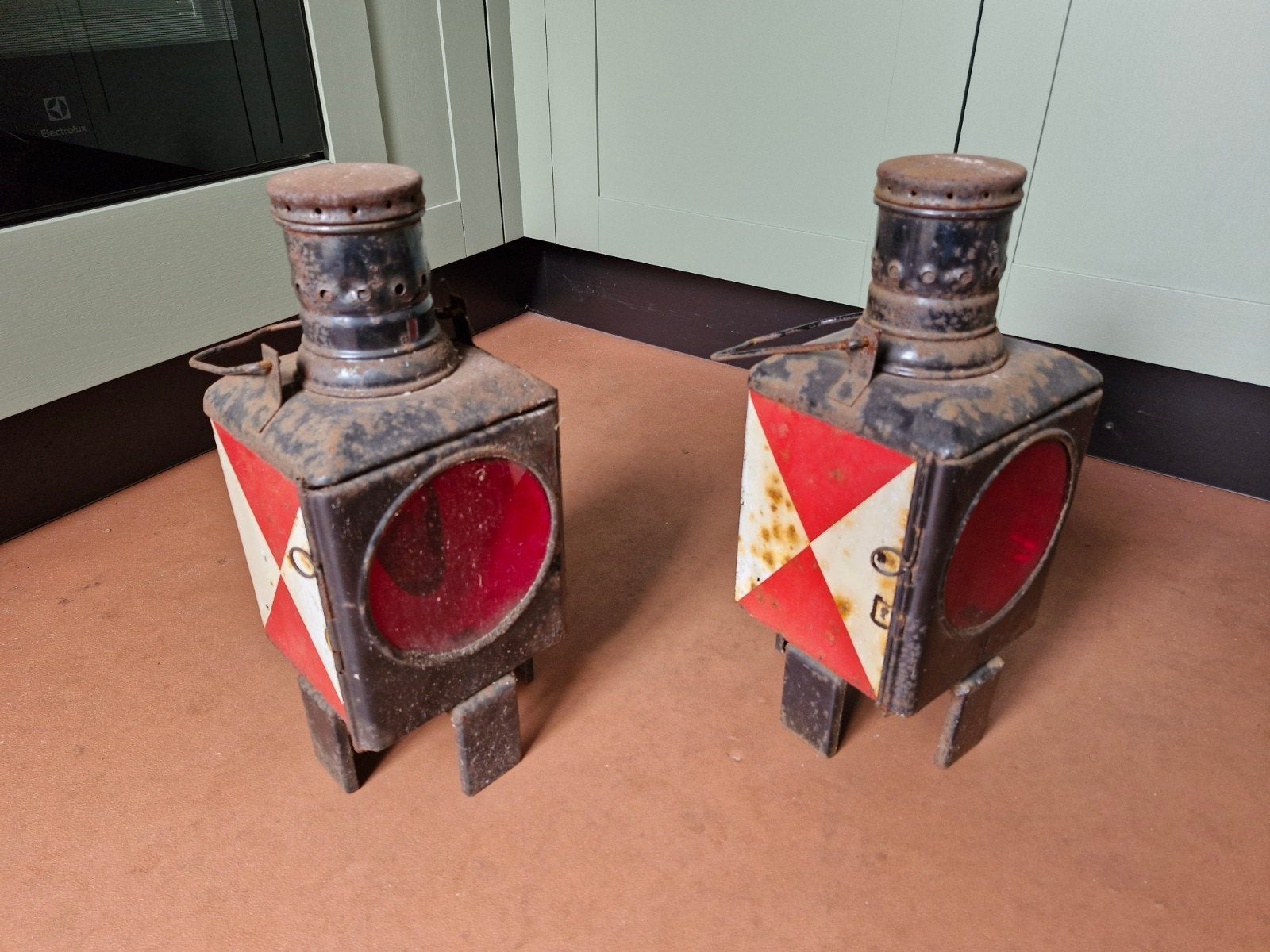 Twee antieke duitse spoorweg lantaarns, Ophalen
