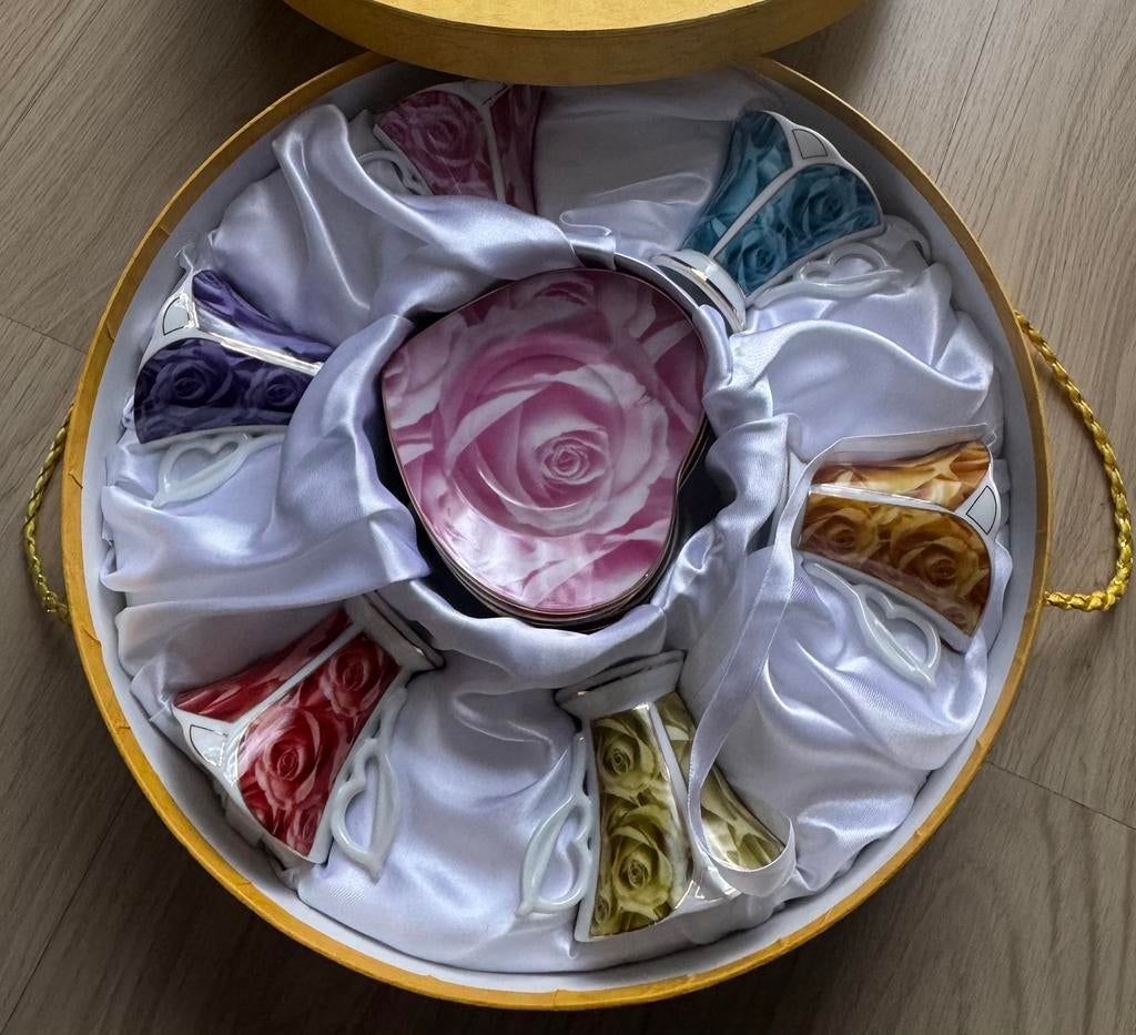 Charmante kopjes set met rozenmotief en gouden bies, Ophalen