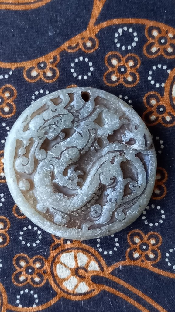 Mooi antiek Chinees amulet van jade met een draak 4,8 cm.