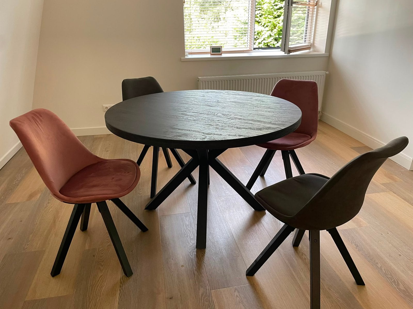 Prachtige zgan ronde eettafel 120 cm met 4 stoelen, Huis en Inrichting, Tafels | Eettafels, Ophalen, Rond, Zo goed als nieuw, Vier personen