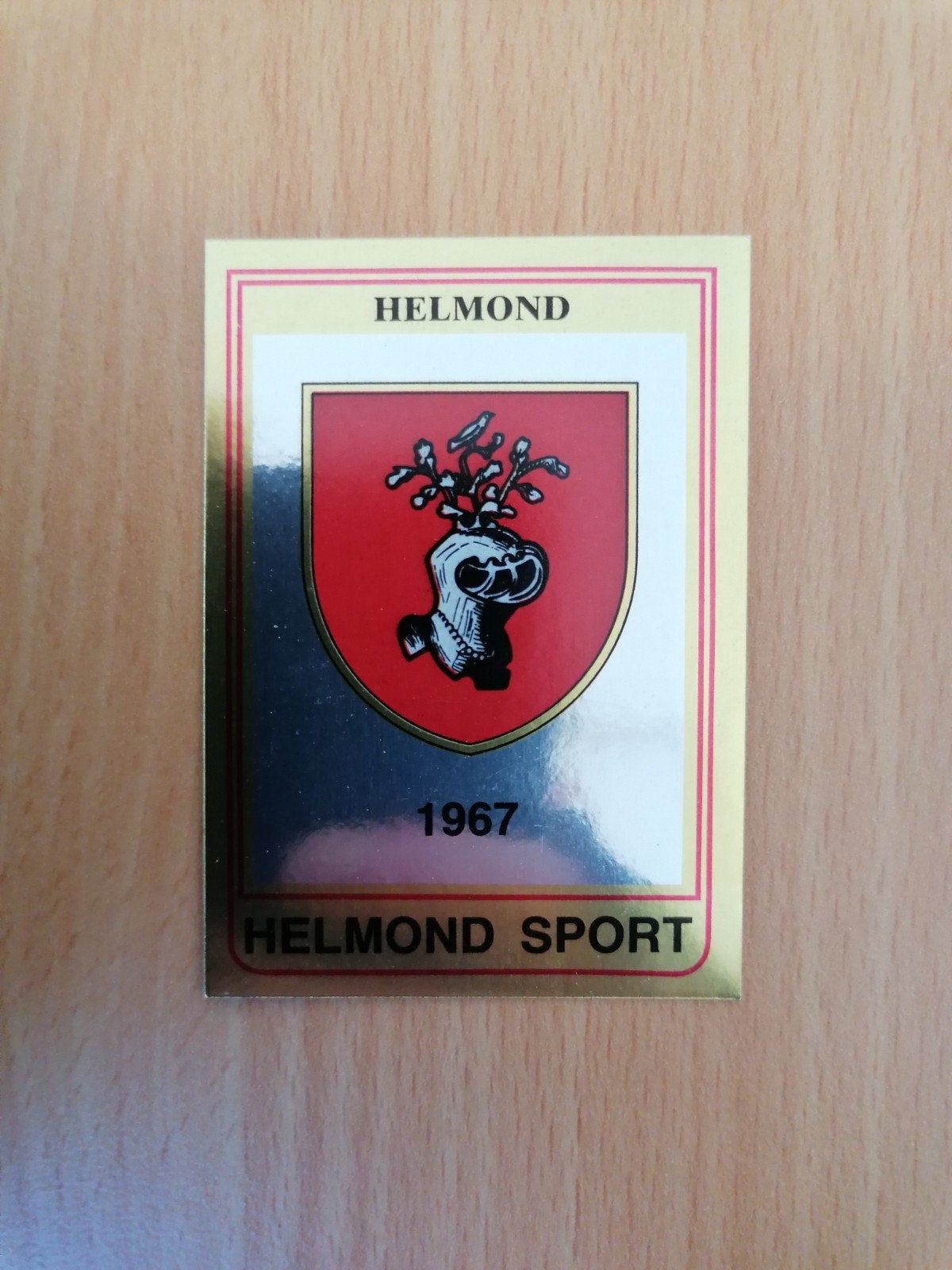 Panini Voetbal 85 #373 Helmond Sport embleem., Verzamelen, Sportartikelen en Voetbal, Ophalen of Verzenden, Zo goed als nieuw