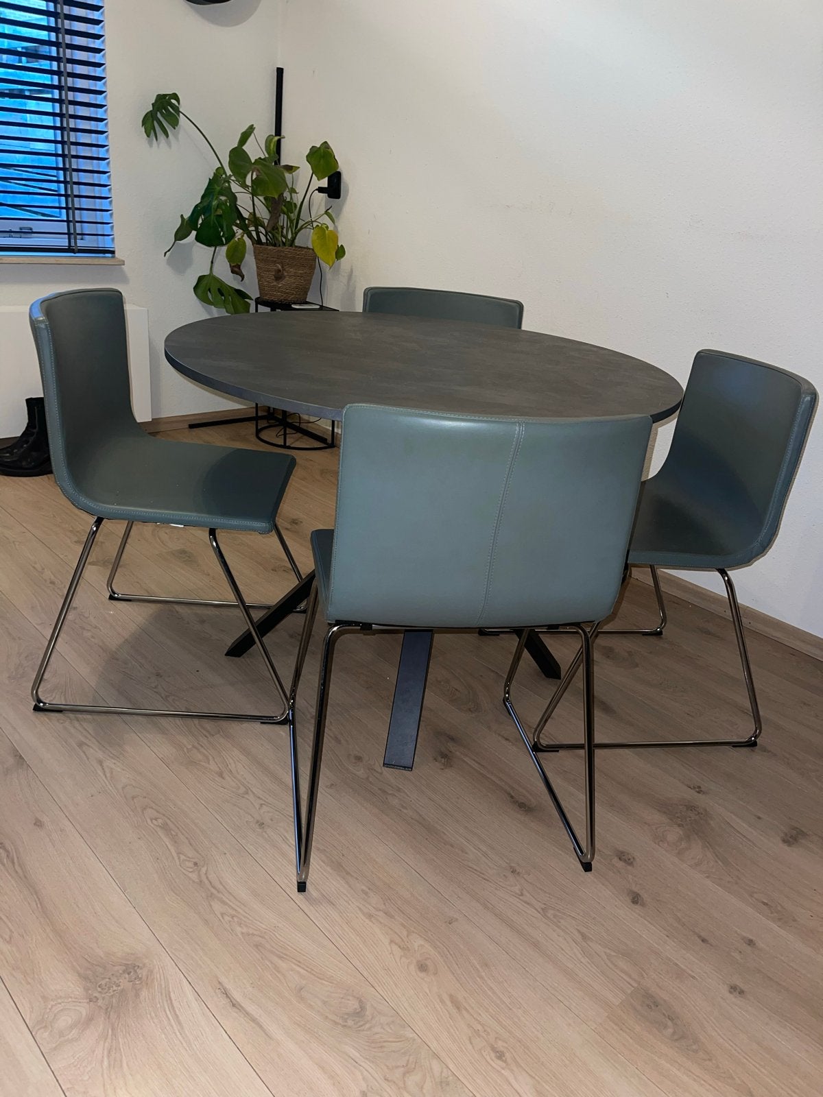 IKEA Mariedamm eettafel met 4 Tobias eetkamerstoelen, Ophalen, Kunststof, Gebruikt, Rond