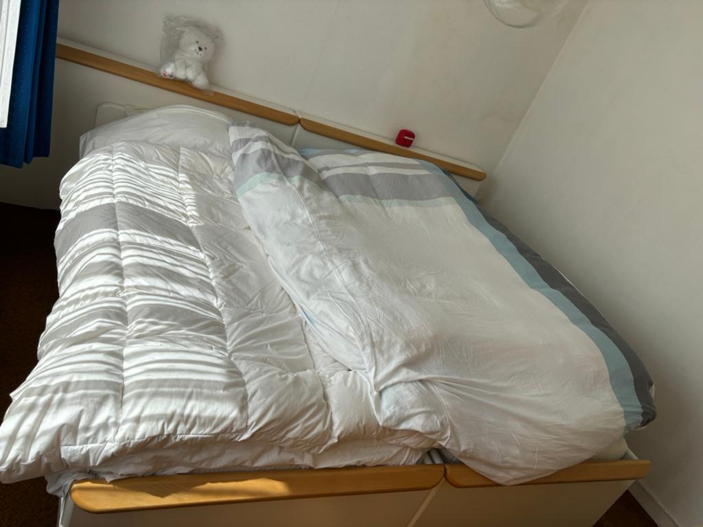 Witte slaapkamer 2 losse bedden - elektrisch - Auping, Ophalen, Zo goed als nieuw, Tweepersoons, Wit - tijdloos - met beuken accenten
