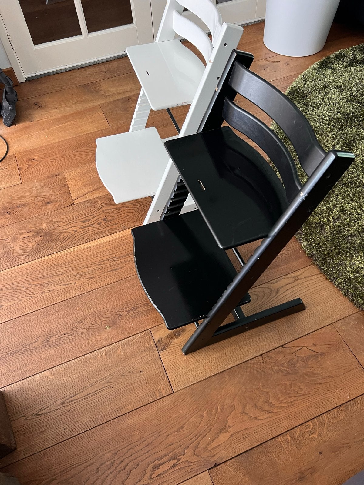 Twee Stokke Tripp Trapp meegroeistoelen (zwart en wit), Kinderen en Baby's, Ophalen of Verzenden, Gebruikt, Meegroeistoel, Aanschuifbaar