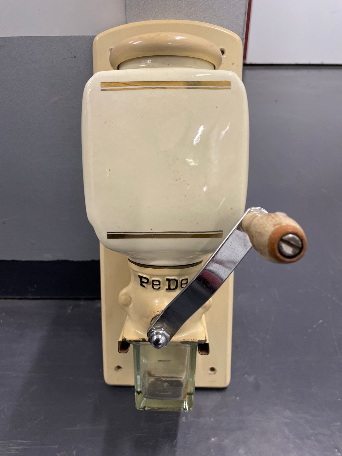 Vintage PeDe wandkoffiemolen - Crème wit, Antiek en Kunst, Antiek | Keukenbenodigdheden, Ophalen