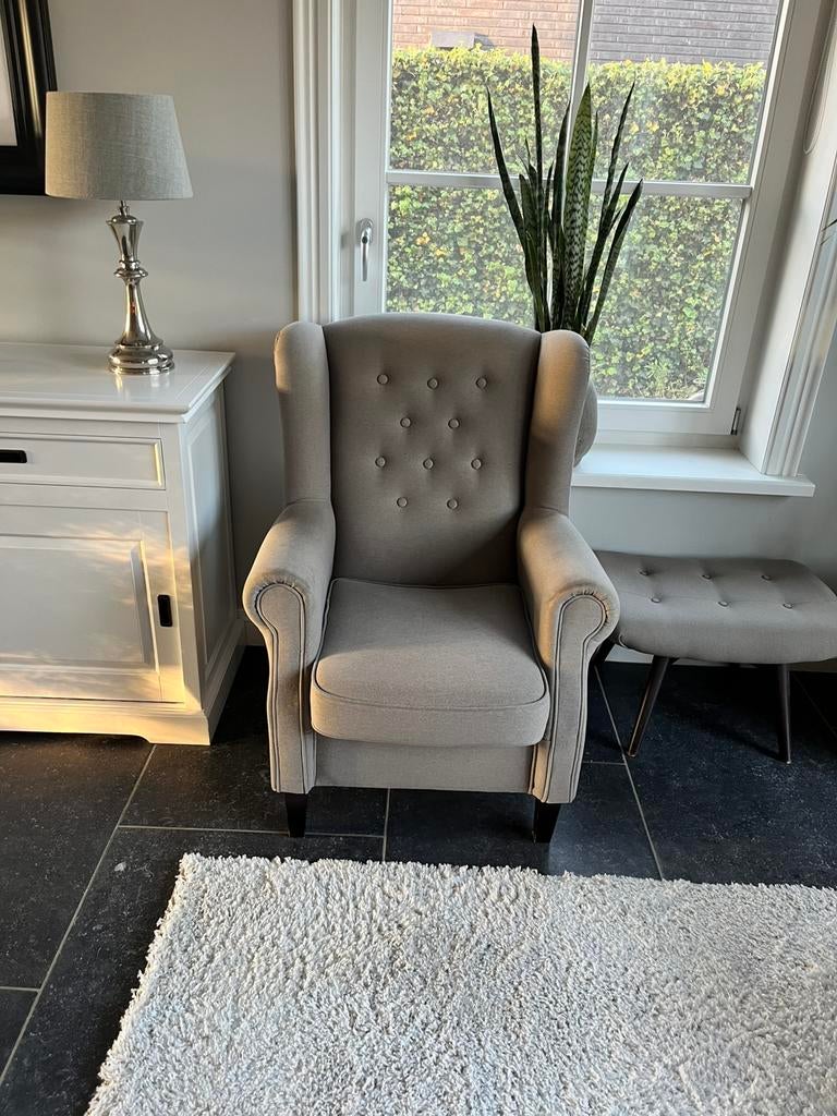 Stijlvolle set: royale stoel met voetenbankje, Ophalen, Gebruikt, Landelijk/romantisch, Vierkant
