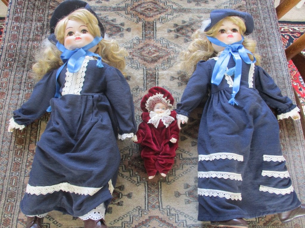 3 poppen antiek van steen met Nederlandse klederdracht, Verzamelen, Poppen, Ophalen of Verzenden, Nieuw, Pop