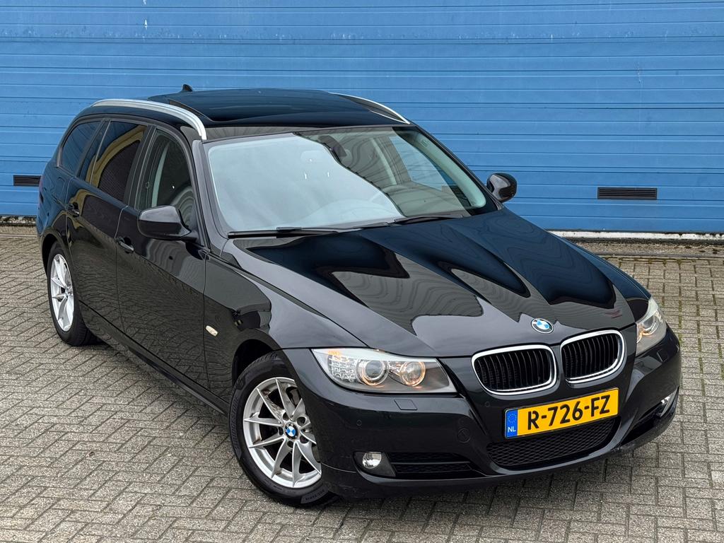 BMW 3-Serie 318i 143pk Automaat 2011 Zwart | Pano |  Keyless, Auto's, BMW, Automaat, Euro 5, 1995 cc, Zwart